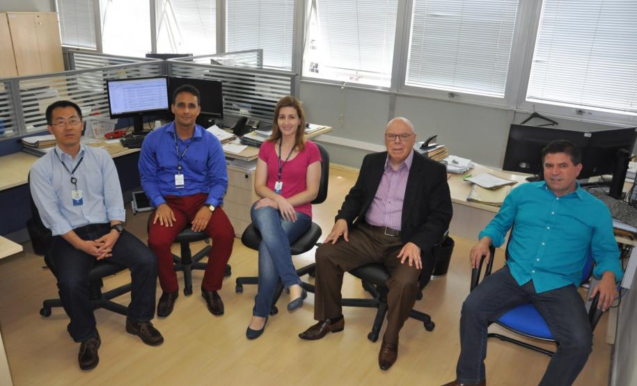 Equipe da Gerência de Microcrédito e Crédito Solidário da Fomento Paraná, com o gerente Hélio Rodrigues (de paletó preto), com Edison Silva à direita, Han Ju, Leonardo Nascimento e Cassieli Moura.