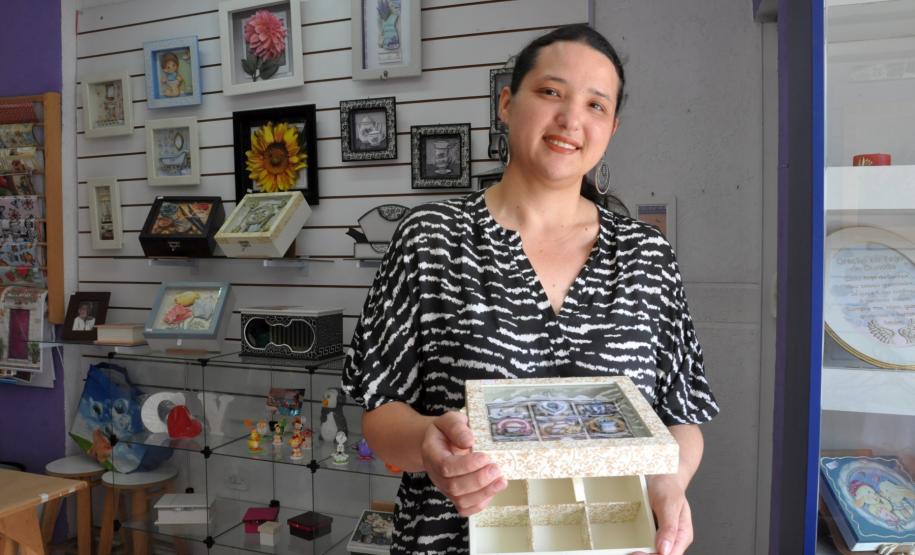 A artesã ISIANNE MARKS BRITO DOS SANTOS, dona da empresa Fonte da Arte, no bairro Cajuru, em Curitiba, que está contratando uma financiamento de microcrédito com a Fomento Paraná. Curitiba 28/11/2016.