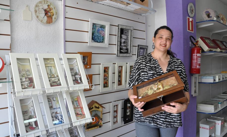 A artesã ISIANNE MARKS BRITO DOS SANTOS, dona da empresa Fonte da Arte, no bairro Cajuru, em Curitiba, que está contratando uma financiamento de microcrédito com a Fomento Paraná. Curitiba 28/11/2016.