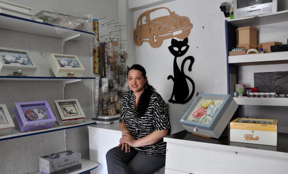 A artesã ISIANNE MARKS BRITO DOS SANTOS, dona da empresa Fonte da Arte, no bairro Cajuru, em Curitiba, que está contratando uma financiamento de microcrédito com a Fomento Paraná. Curitiba 28/11/2016.