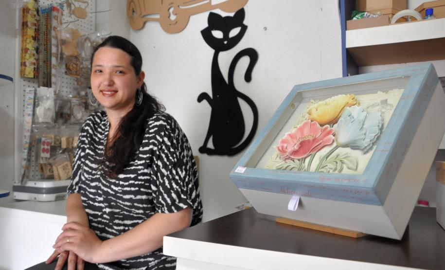 A artesã ISIANNE MARKS BRITO DOS SANTOS, dona da empresa Fonte da Arte, no bairro Cajuru, em Curitiba, que está contratando uma financiamento de microcrédito com a Fomento Paraná. Curitiba 28/11/2016.