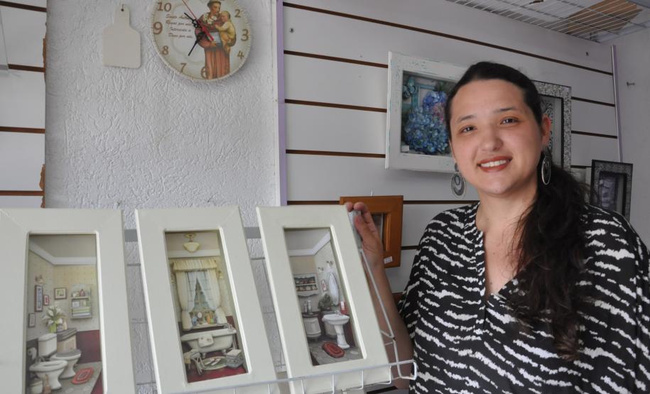 A artesã ISIANNE MARKS BRITO DOS SANTOS, dona da empresa Fonte da Arte, no bairro Cajuru, em Curitiba, que está contratando uma financiamento de microcrédito com a Fomento Paraná. Curitiba 28/11/2016.