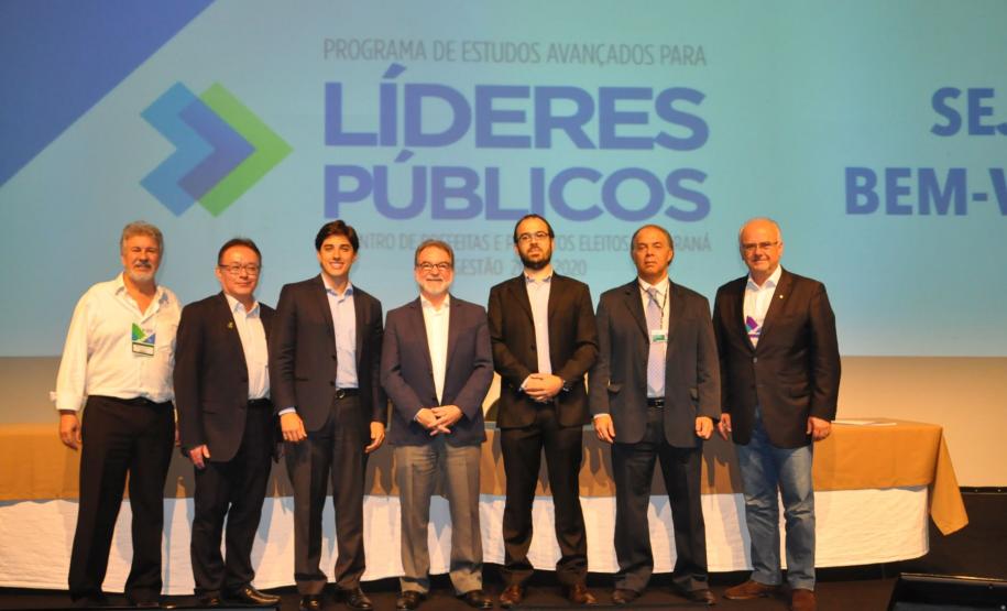 Paraná terá linha de financiamento para transporte escolar nos municípios O Governo do Paraná vai disponibilizar uma nova linha de financiamentos para atender à demanda dos municípios para renovar ou ampliar a frota de transporte escolar em 2017. O anúncio foi feito pelo presidente da Fomento Paraná, Juraci Barbosa, durante o Encontro de Prefeitas e Prefeitos Eleitos – gestão 2017-2020, que está sendo realizado em Foz do Iguaçu.