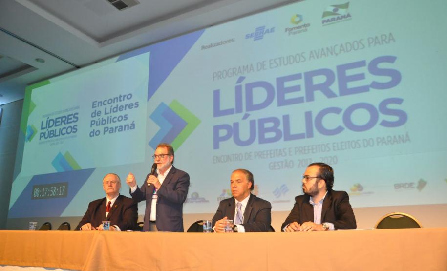 Paraná terá linha de financiamento para transporte escolar nos municípios O Governo do Paraná vai disponibilizar uma nova linha de financiamentos para atender à demanda dos municípios para renovar ou ampliar a frota de transporte escolar em 2017. O anúncio foi feito pelo presidente da Fomento Paraná, Juraci Barbosa, durante o Encontro de Prefeitas e Prefeitos Eleitos – gestão 2017-2020, que está sendo realizado em Foz do Iguaçu.