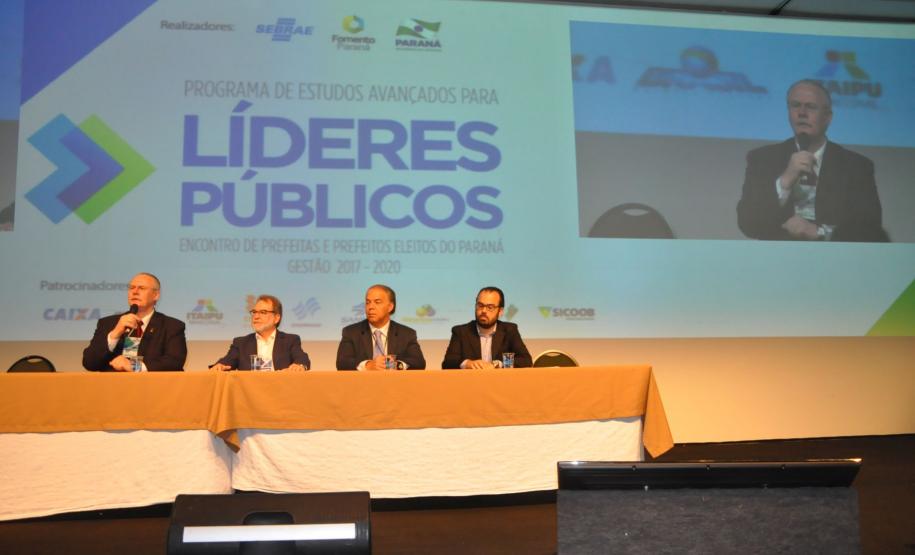 Paraná terá linha de financiamento para transporte escolar nos municípios O Governo do Paraná vai disponibilizar uma nova linha de financiamentos para atender à demanda dos municípios para renovar ou ampliar a frota de transporte escolar em 2017. O anúncio foi feito pelo presidente da Fomento Paraná, Juraci Barbosa, durante o Encontro de Prefeitas e Prefeitos Eleitos – gestão 2017-2020, que está sendo realizado em Foz do Iguaçu.