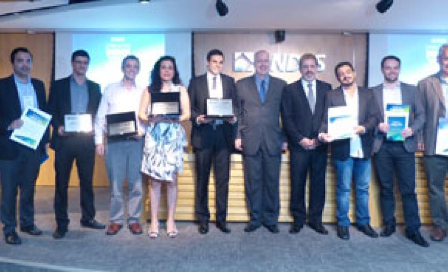 O trabalho "Análise de Crédito e o data mining: um estudo do potencial de aplicação na instituição Fomento Paraná", escrito por Gustavo Alexandre Duda Mattana, da Fomento Paraná, está entre os vencedores do Prêmio ABDE-BID de monografia edi~ção 2016