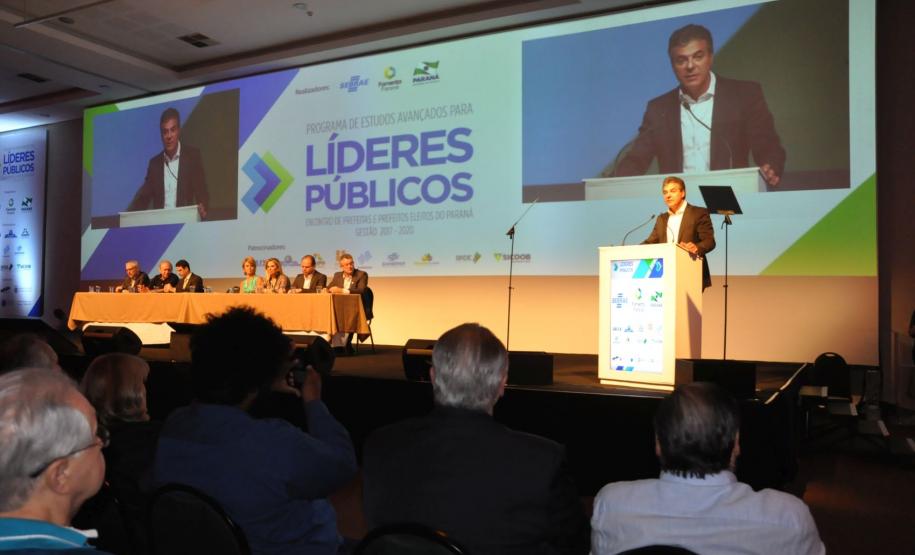 Encontro de Prefeitas e Prefeitos Eleitos Gestão 2017-2020 Encontro de Prefeitas e Prefeitos Eleitos - Gestão 2017-2020, promovido pelo Governo do Paraná, em parceria com o Sebrae/PR, em Foz do Iguaçu, de 29 de novembro a 2 de dezembro de 2016.
Na imagem, o governador Beto Richa abre os trabalhos do encontro.