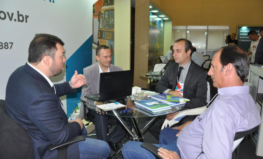 Encontro de Prefeitas e Prefeitos Eleitos - Gestão 2017-2020 Encontro de Prefeitas e Prefeitos Eleitos - Gestão 2017-2020, promovido pelo Governo do Paraná, em parceria com o Sebrae/PR, em Foz do Iguaçu, de 29 de novembro a 2 de dezembro de 2016.
Na imagem, atendimento do estande da Fomento Paraná.