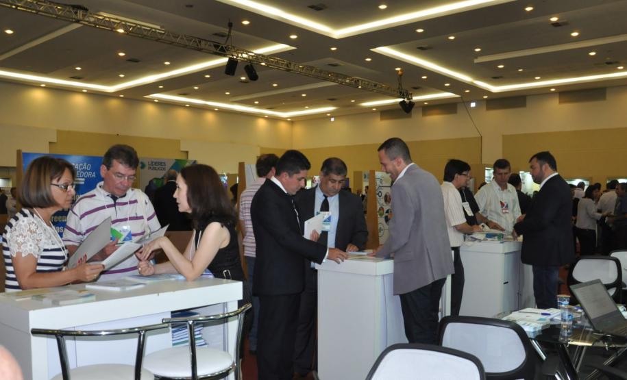 Encontro de Prefeitas e Prefeitos Eleitos - Gestão 2017-2020 Encontro de Prefeitas e Prefeitos Eleitos - Gestão 2017-2020, promovido pelo Governo do Paraná, em parceria com o Sebrae/PR, em Foz do Iguaçu, de 29 de novembro a 2 de dezembro de 2016.
Na imagem, atendimento de prefeitos no estande da Fomento Paraná.