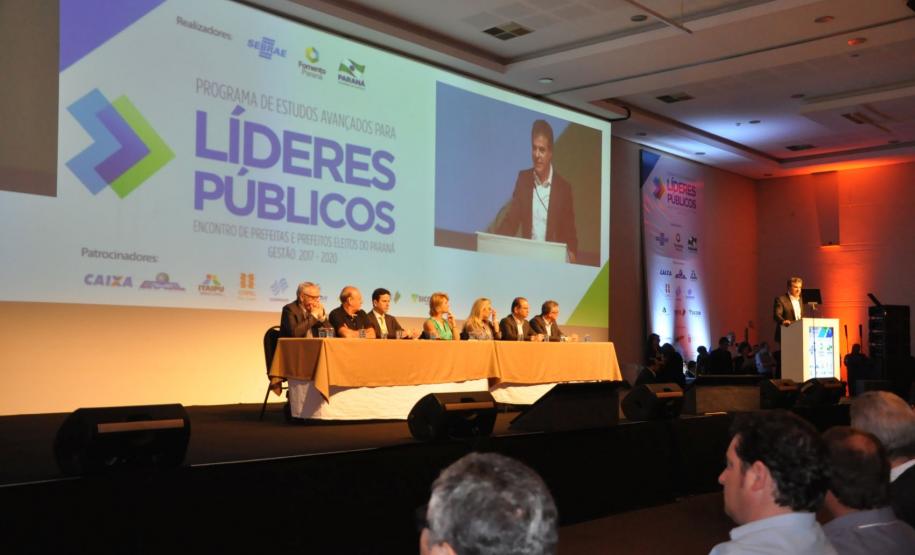 Encontro de Prefeitas e Prefeitos Eleitos - Gestão 2017-2020 Encontro de Prefeitas e Prefeitos Eleitos - Gestão 2017-2020, promovido pelo Governo do Paraná, em parceria com o Sebrae/PR, em Foz do Iguaçu, de 29 de novembro a 2 de dezembro de 2016.