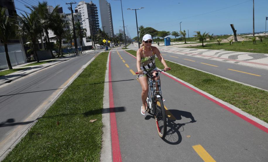 A ciclista Patricia Dalpicolo de Oliveira, de Curitiba, que costuma passar o verão em Caiobá, aprova as obras de revitalização da avenida Atlântica.