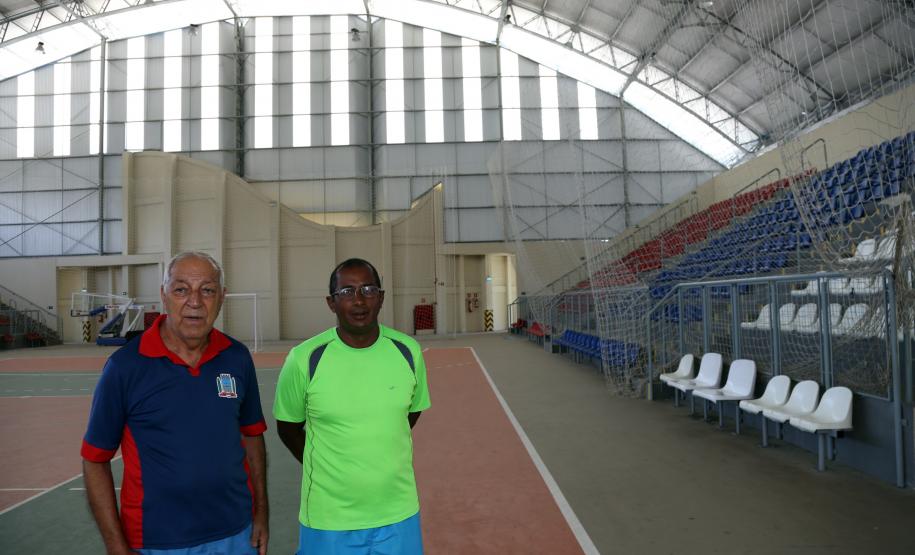 Também financiada pela Fomento Paraná, a restauração do Ginásio de Esportes Vicente Gurski, mais conhecido como “Cascatão”, foi concluída em setembro. Na imagem, o administrador da agora chamada Arena Vicente Gurski, Odair Pereira, e o professor de educação física Marcos Roberto Cruz. Segundo eles, agora os moradores locais possuem um espaço adequado para a prática de atividades físicas.