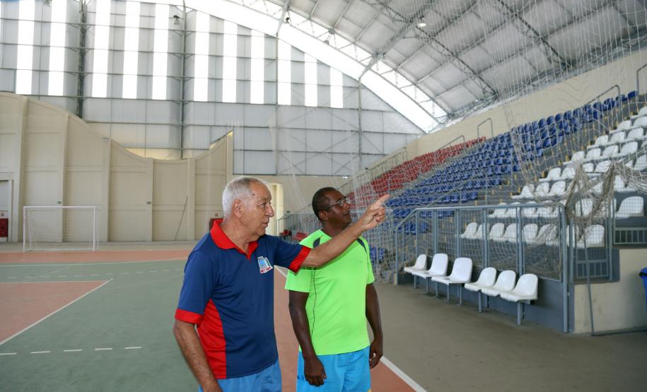 Também financiada pela Fomento Paraná, a restauração do Ginásio de Esportes Vicente Gurski, mais conhecido como “Cascatão”, foi concluída em setembro. Na imagem, o administrador da agora chamada Arena Vicente Gurski, Odair Pereira, e o professor de educação física Marcos Roberto Cruz. Segundo eles, agora os moradores locais possuem um espaço adequado para a prática de atividades físicas.