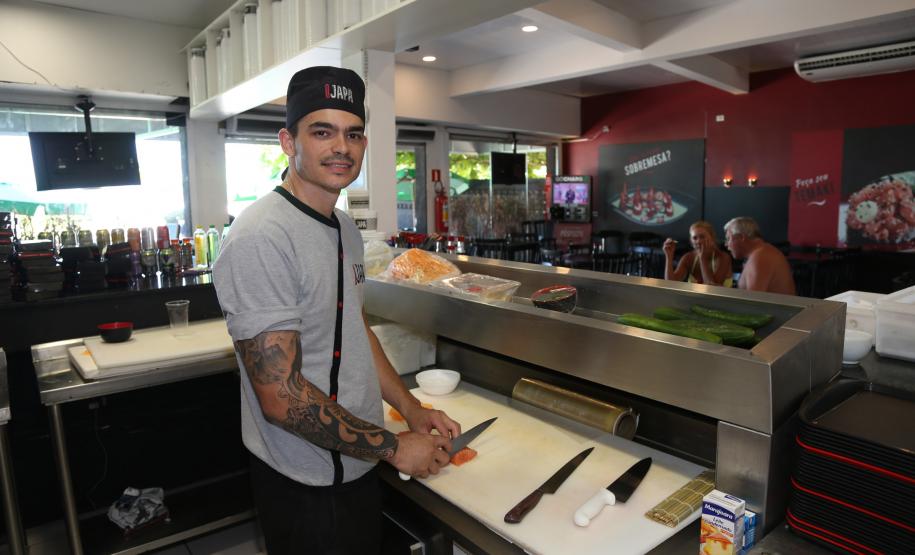 “A obra ficou bem feita. Bem iluminada a praia, a nova ciclovia. Tem bastante gente e aumentou o fluxo de clientes”, diz o sushiman Luciano Fernandes, do restaurante Nosso Japa.