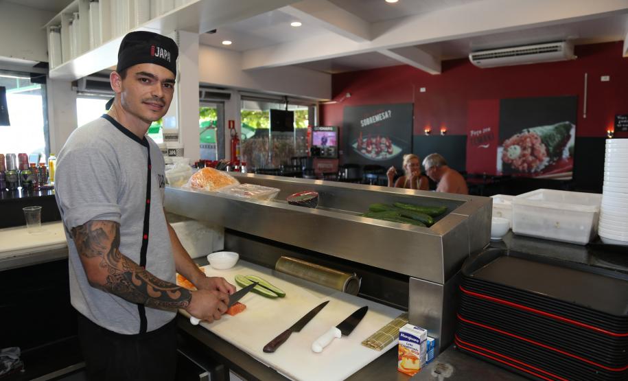 “A obra ficou bem feita. Bem iluminada a praia, a nova ciclovia. Tem bastante gente e aumentou o fluxo de clientes”, diz o sushiman Luciano Fernandes, do restaurante Nosso Japa.