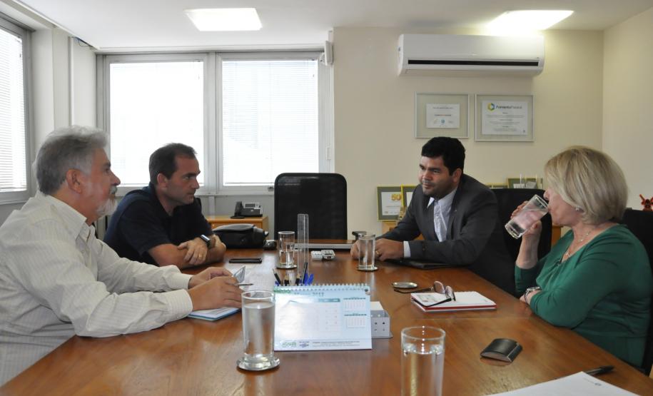 O prefeito de Conselheiro Mairinck, Alex Sandro Pereira, e o assessor parlamentar Adriano Coral, foram recebidos na Fomento Paraná nesta quarta, 8/2. Eles buscavam informações sobre financiamento para recuperar estragos provocados por um temporal que atingiu a cidade no final de janeiro e levou à decretação de estado de emergência.