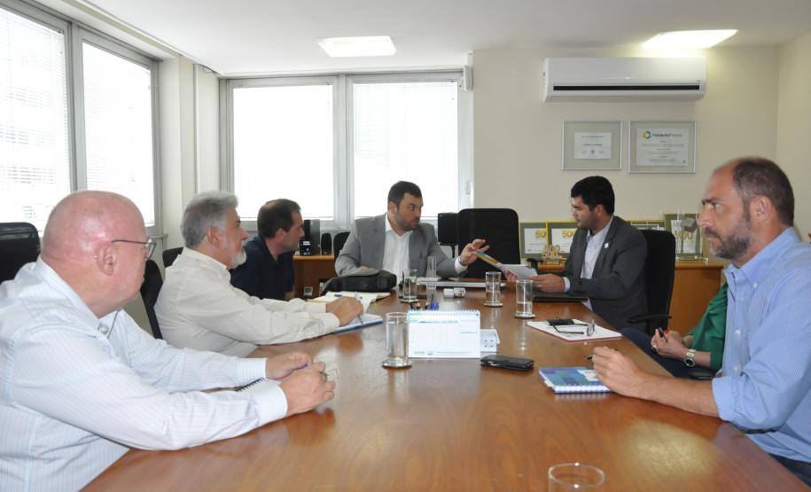 O prefeito de Conselheiro Mairinck, Alex Sandro Pereira, e o assessor parlamentar Adriano Coral, foram recebidos na Fomento Paraná nesta quarta, 8/2. Eles buscavam informações sobre financiamento para recuperar estragos provocados por um temporal que atingiu a cidade no final de janeiro e levou à decretação de estado de emergência.