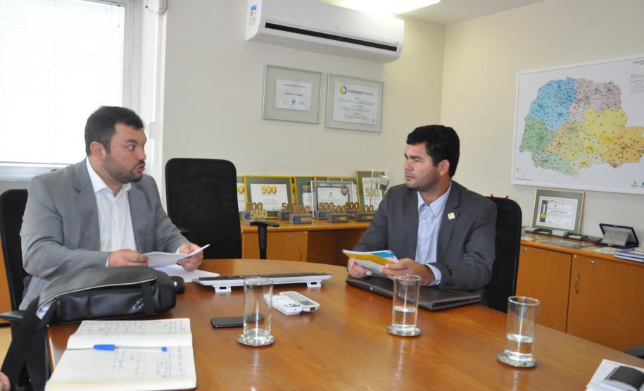 O prefeito de Conselheiro Mairinck, Alex Sandro Pereira, e o assessor parlamentar Adriano Coral, foram recebidos na Fomento Paraná nesta quarta, 8/2. Eles buscavam informações sobre financiamento para recuperar estragos provocados por um temporal que atingiu a cidade no final de janeiro e levou à decretação de estado de emergência.