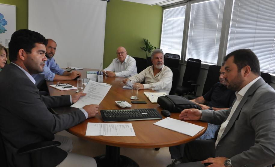 O prefeito de Conselheiro Mairinck, Alex Sandro Pereira, e o assessor parlamentar Adriano Coral, foram recebidos na Fomento Paraná nesta quarta, 8/2. Eles buscavam informações sobre financiamento para recuperar estragos provocados por um temporal que atingiu a cidade no final de janeiro e levou à decretação de estado de emergência.