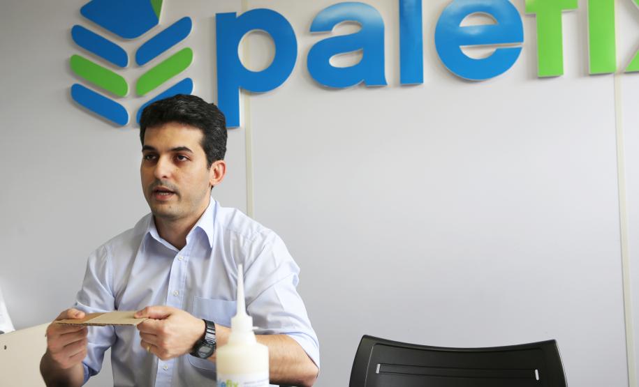 A microempresa curitibana de biotecnologia Novelty Partners produz um adesivo antiderrapante para embalagens da indústria. O produto, denominado palefix, que foi idealizado pelo empreendedor Danniel Salomão (foto), e seus sócios há dez anos, está revolucionando o transporte e deslocamento em armazéns e estoques industriais.