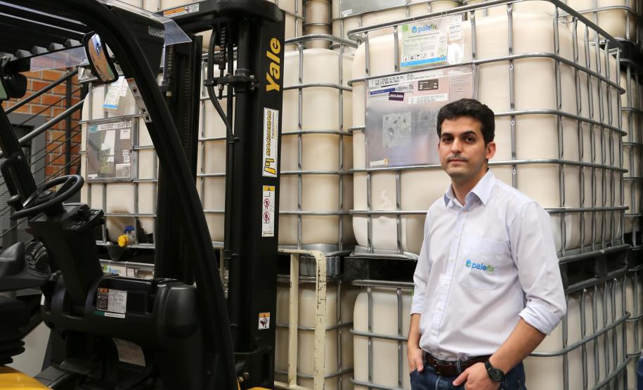 A microempresa curitibana de biotecnologia Novelty Partners produz um adesivo antiderrapante para embalagens da indústria. O produto, denominado palefix, que foi idealizado pelo empreendedor Danniel Salomão (foto), e seus sócios há dez anos, está revolucionando o transporte e deslocamento em armazéns e estoques industriais.