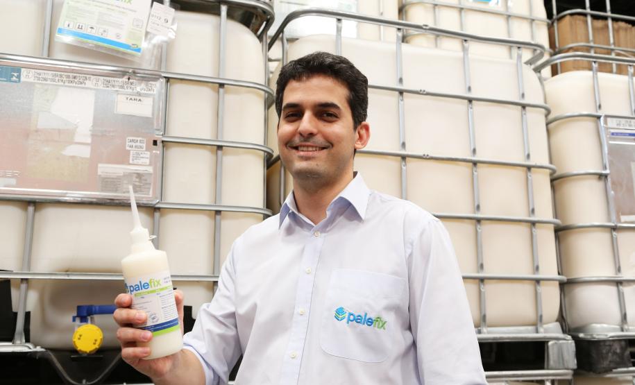 A microempresa curitibana de biotecnologia Novelty Partners produz um adesivo antiderrapante para embalagens da indústria. O produto, denominado palefix, que foi idealizado pelo empreendedor Danniel Salomão (foto), e seus sócios há dez anos, está revolucionando o transporte e deslocamento em armazéns e estoques industriais.