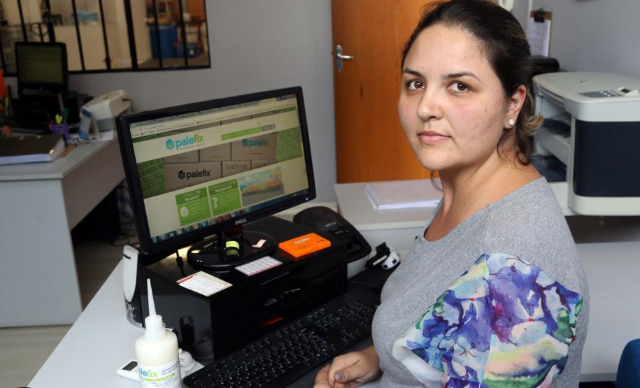 A microempresa curitibana de biotecnologia Novelty Partners produz um adesivo antiderrapante para embalagens da indústria. O produto, denominado palefix, que foi idealizado pelo empreendedor Danniel Salomão e seus sócios há dez anos, está revolucionando o transporte e deslocamento em armazéns e estoques industriais.  Na foto, a coordenadora administrativa Milena Stival.