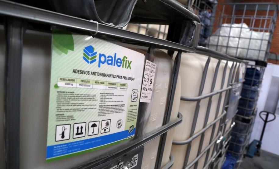 A microempresa curitibana de biotecnologia Novelty Partners produz um adesivo antiderrapante para embalagens da indústria. O produto, denominado palefix, que foi idealizado pelo empreendedor Danniel Salomão e seus sócios há dez anos, está revolucionando o transporte e deslocamento em armazéns e estoques industriais.