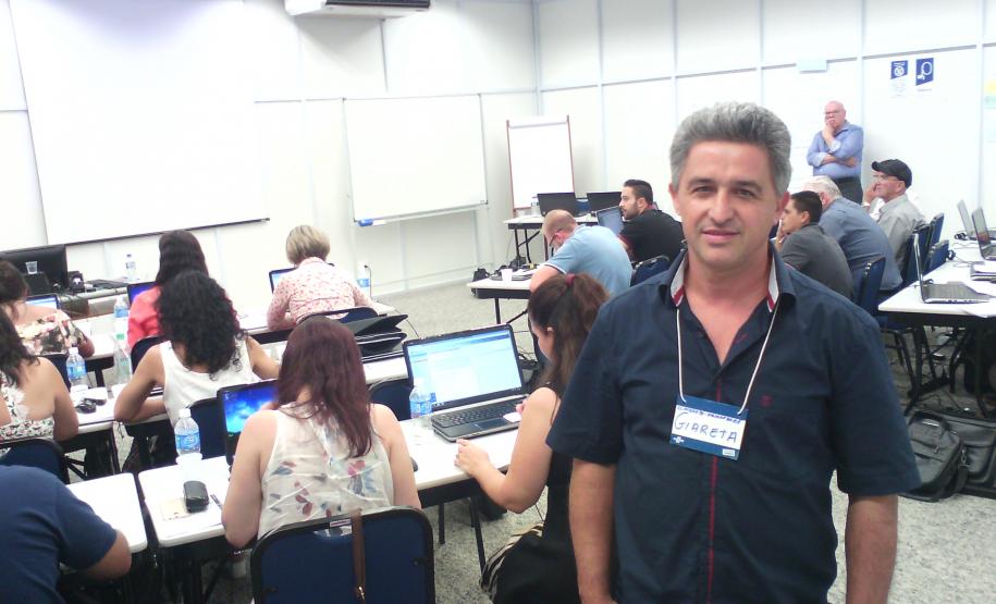 Turma extraordinária do curso de capacitação foi aberta para atender à demanda dos novos prefeitos eleitos e tem representantes de diversas regiões do estado. Na imagem, Valdecir Giareta, de Almirante Tamandaré.