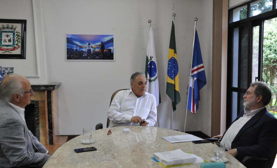 O presidente da Fomento Paraná, Juraci Barbosa, e o diretor de Operações do Setor Público, Omar Sabbag Filho, reuniram-se com o prefeito de Campo Largo, Marcelo Puppi, nesta quinta (17/2), para falar sobre novos financiamentos para apoiar empreendedores privados do município, bem como para obras públicas.