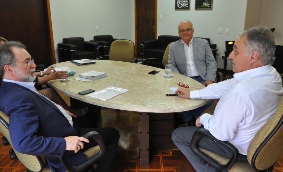 O presidente da Fomento Paraná, Juraci Barbosa, e o diretor de Operações do Setor Público, Omar Sabbag Filho, reuniram-se com o prefeito de Campo Largo, Marcelo Puppi, nesta quinta (17/2), para falar sobre novos financiamentos para apoiar empreendedores privados do município, bem como para obras públicas.