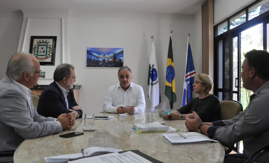O presidente da Fomento Paraná, Juraci Barbosa, e o diretor de Operações do Setor Público, Omar Sabbag Filho, reuniram-se com o prefeito de Campo Largo, Marcelo Puppi, nesta quinta (17/2), para falar sobre novos financiamentos para apoiar empreendedores privados do município, bem como para obras públicas.