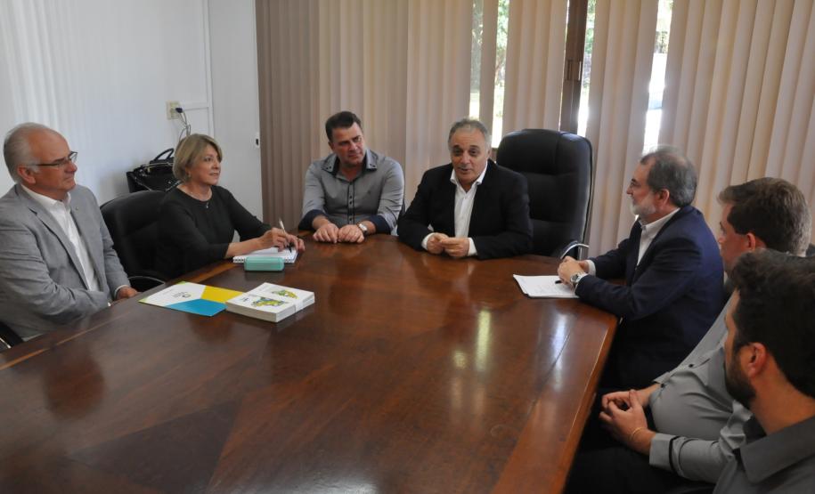 O presidente da Fomento Paraná, Juraci Barbosa, e o diretor de Operações do Setor Público, Omar Sabbag Filho, reuniram-se com o prefeito de Campo Largo, Marcelo Puppi, nesta quinta (17/2), para falar sobre novos financiamentos para apoiar empreendedores privados do município, bem como para obras públicas.