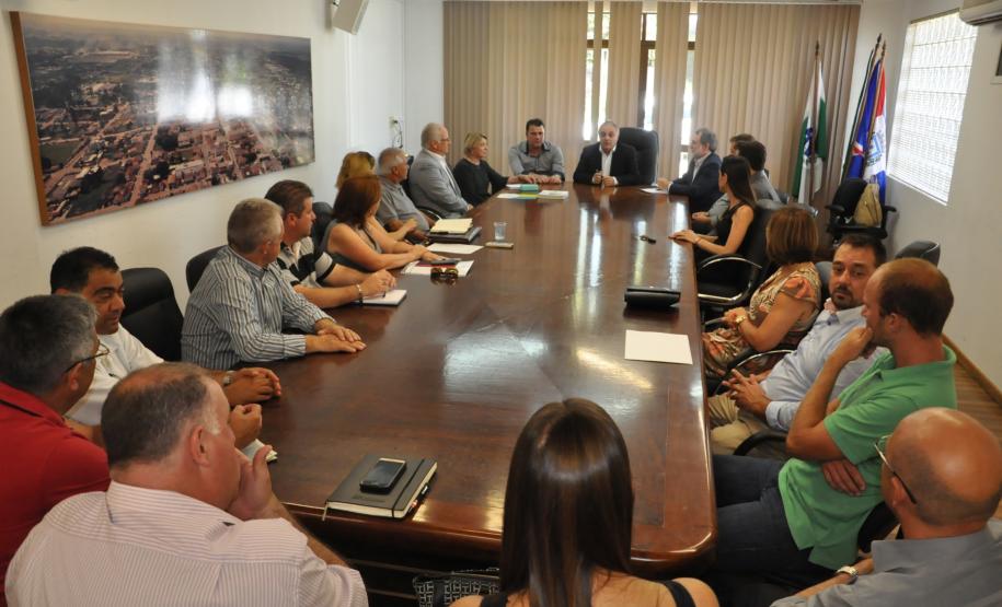 O presidente da Fomento Paraná, Juraci Barbosa, e o diretor de Operações do Setor Público, Omar Sabbag Filho, reuniram-se com o prefeito de Campo Largo, Marcelo Puppi, nesta quinta (17/2), para falar sobre novos financiamentos para apoiar empreendedores privados do município, bem como para obras públicas.