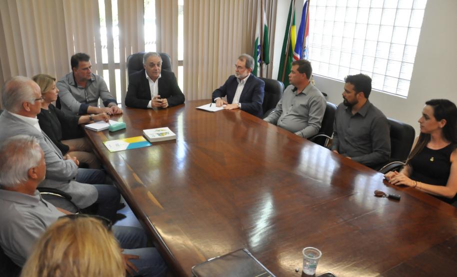 O presidente da Fomento Paraná, Juraci Barbosa, e o diretor de Operações do Setor Público, Omar Sabbag Filho, reuniram-se com o prefeito de Campo Largo, Marcelo Puppi, nesta quinta (17/2), para falar sobre novos financiamentos para apoiar empreendedores privados do município, bem como para obras públicas.