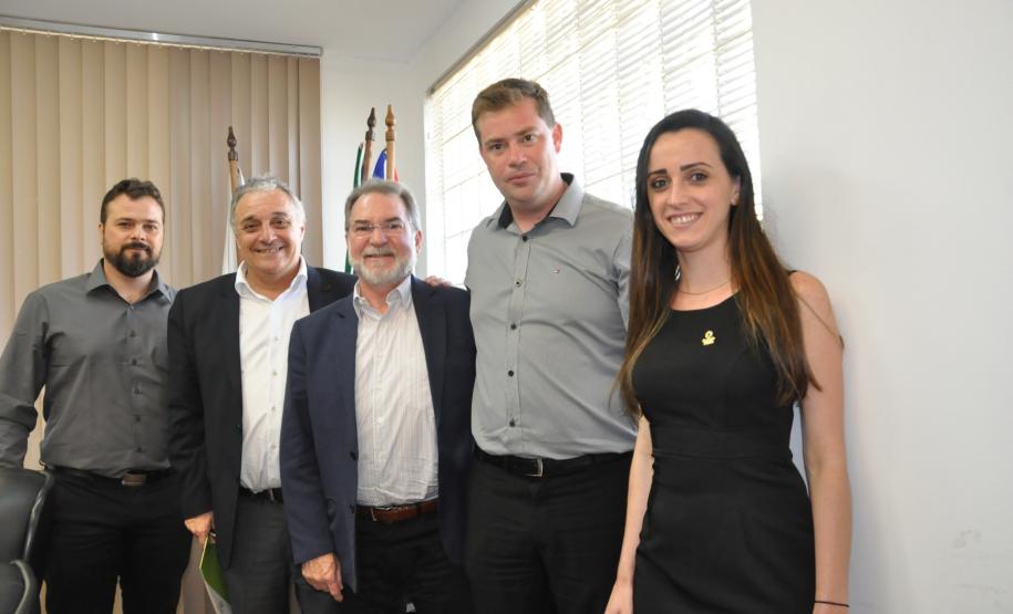 O presidente da Fomento Paraná, Juraci Barbosa, e o diretor de Operações do Setor Público, Omar Sabbag Filho, reuniram-se com o prefeito de Campo Largo, Marcelo Puppi, nesta quinta (17/2), para falar sobre novos financiamentos para apoiar empreendedores privados do município, bem como para obras públicas. 
Na imagem o presidente da ACICLA, Juliano Toppel, com os agentes de crédito João Ricardo Martins e Eliane Danescki, com o prefeito Marcelo Puppi e Juraci Barbosa.