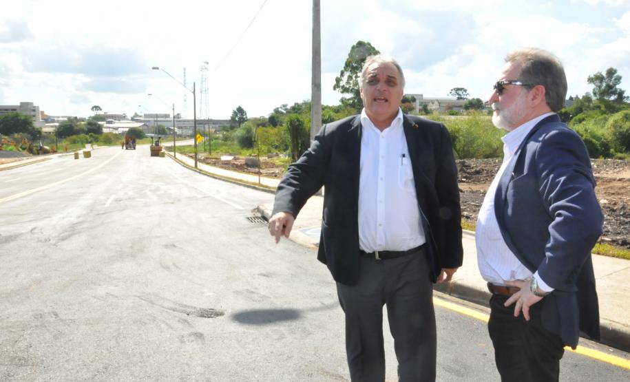 O presidente da Fomento Paraná, Juraci Barbosa, e o diretor de Operações do Setor Público, Omar Sabbag Filho, reuniram-se com o prefeito de Campo Largo, Marcelo Puppi, nesta quinta (17/2), para falar sobre novos financiamentos para apoiar empreendedores privados do município, bem como para obras públicas.