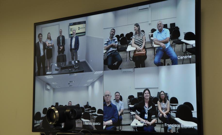 O presidente da Fomento Paraná, Juraci Barbosa, esteve no Departamento de Trânsito do Paraná (Detran), nesta quinta (23), para conhecer e testar o Sistema de Videoconferência da autarquia, que permite a transmissão de cursos, palestras e treinamentos para entidades do Governo e da Sociedade.