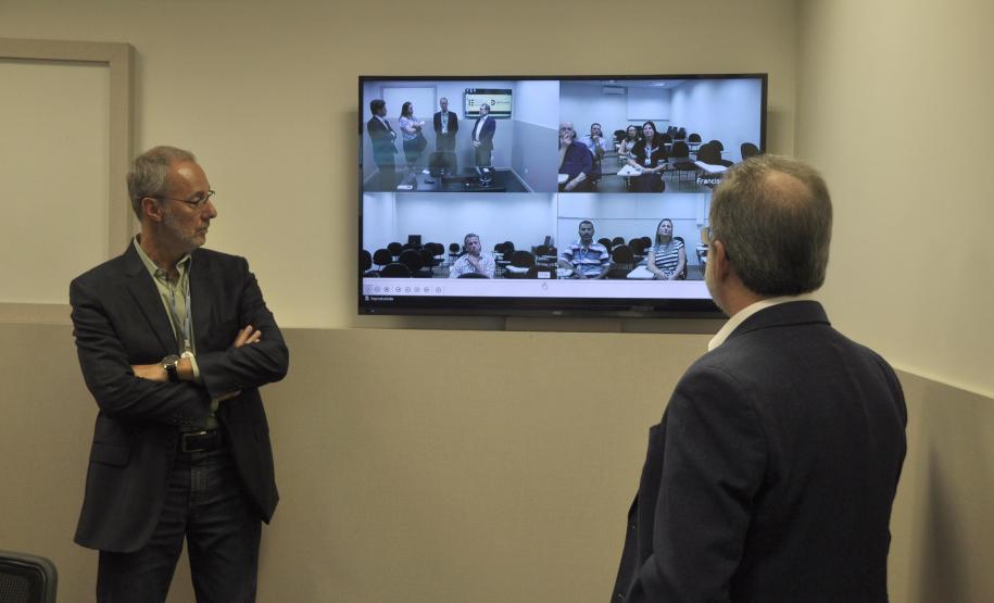 Fomento Paraná vai usar Sistema de Videoconferência do Detran para capacitar agentes de crédito O presidente da Fomento Paraná, Juraci Barbosa, esteve no Departamento de Trânsito do Paraná (Detran), nesta quinta (23), para conhecer e testar o Sistema de Videoconferência da autarquia, que permite a transmissão de cursos, palestras e treinamentos para entidades do Governo e da Sociedade.