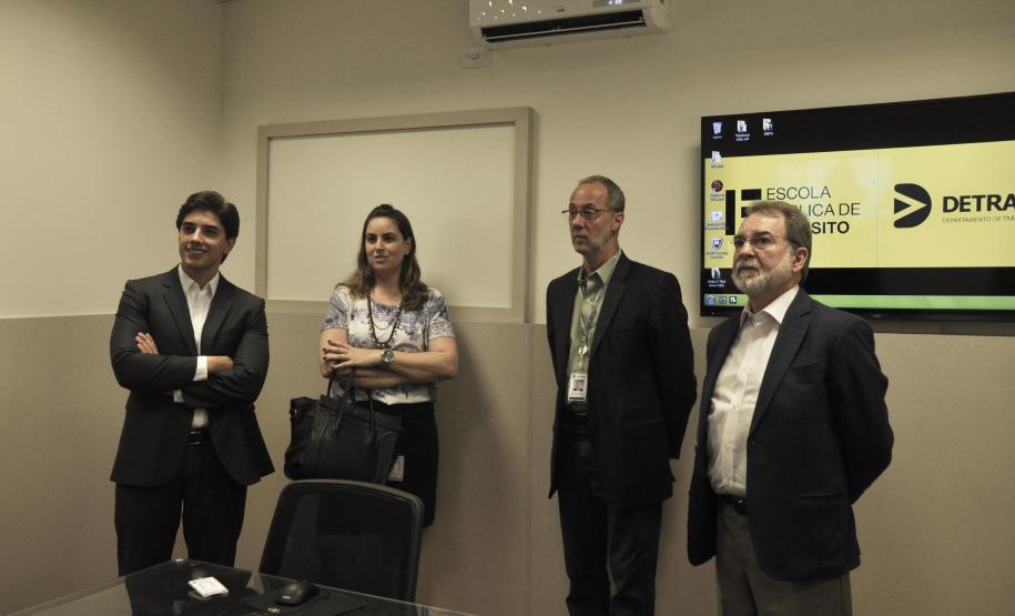 Fomento Paraná vai usar Sistema de Videoconferência do Detran para capacitar agentes de crédito O presidente da Fomento Paraná, Juraci Barbosa, esteve no Departamento de Trânsito do Paraná (Detran), nesta quinta (23), para conhecer e testar o Sistema de Videoconferência da autarquia, que permite a transmissão de cursos, palestras e treinamentos para entidades do Governo e da Sociedade.