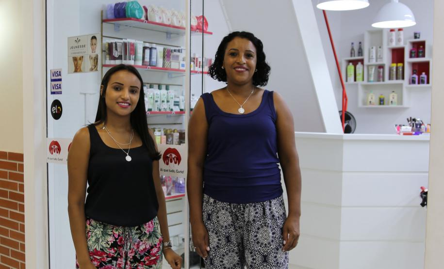 Monique dos Santos e a mãe, Sandra dos Santos, compartilhavam um sonho de ter um negócio próprio. Elas planejaram, se organizaram, foram ao Sebrae/PR em busca de uma consultoria e abriram a loja "Ai que tudo, guria", que vende cosméticos e produtos de higiene em uma galeria comercial na praça Osório, no centro de Curitiba.