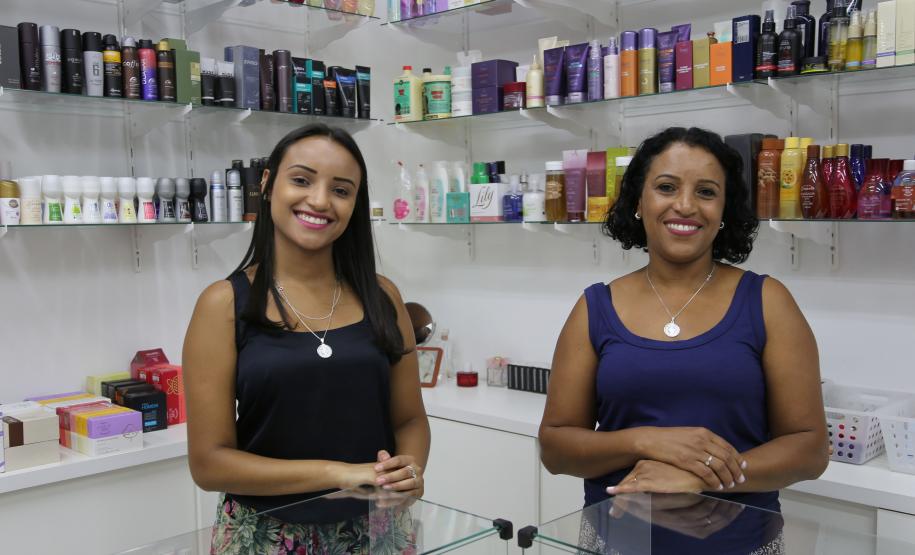 Monique dos Santos e a mãe, Sandra dos Santos, compartilhavam um sonho de ter um negócio próprio. Elas planejaram, se organizaram, foram ao Sebrae/PR em busca de uma consultoria e abriram a loja "Ai que tudo, guria", que vende cosméticos e produtos de higiene em uma galeria comercial na praça Osório, no centro de Curitiba.