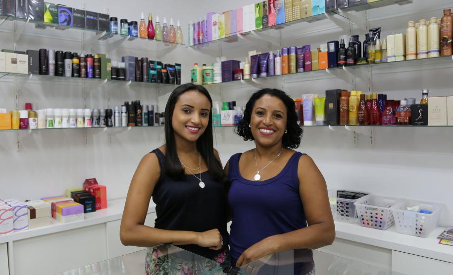 Monique dos Santos e a mãe, Sandra dos Santos, compartilhavam um sonho de ter um negócio próprio. Elas planejaram, se organizaram, foram ao Sebrae/PR em busca de uma consultoria e abriram a loja "Ai que tudo, guria", que vende cosméticos e produtos de higiene em uma galeria comercial na praça Osório, no centro de Curitiba.
