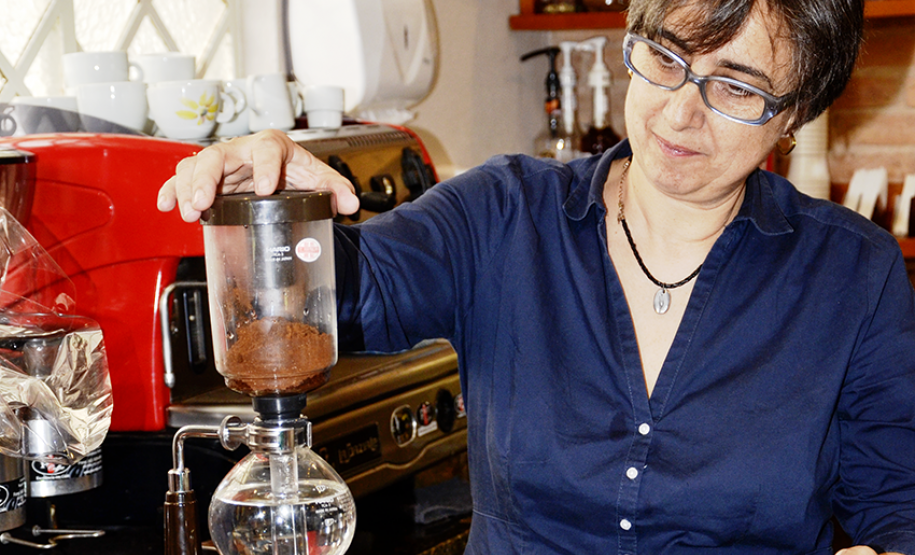 A paixão pelo café fez de Cristina Maulaz uma empreendedora modelo, que se dedicou à capacitação e ao conhecimento do mercado por 15 anos. Ela idealizou O Armazém Café, hoje um estiloso estabelecimento comercial que marca a paisagem da Rua Belo Horizonte, na área central de Londrina.