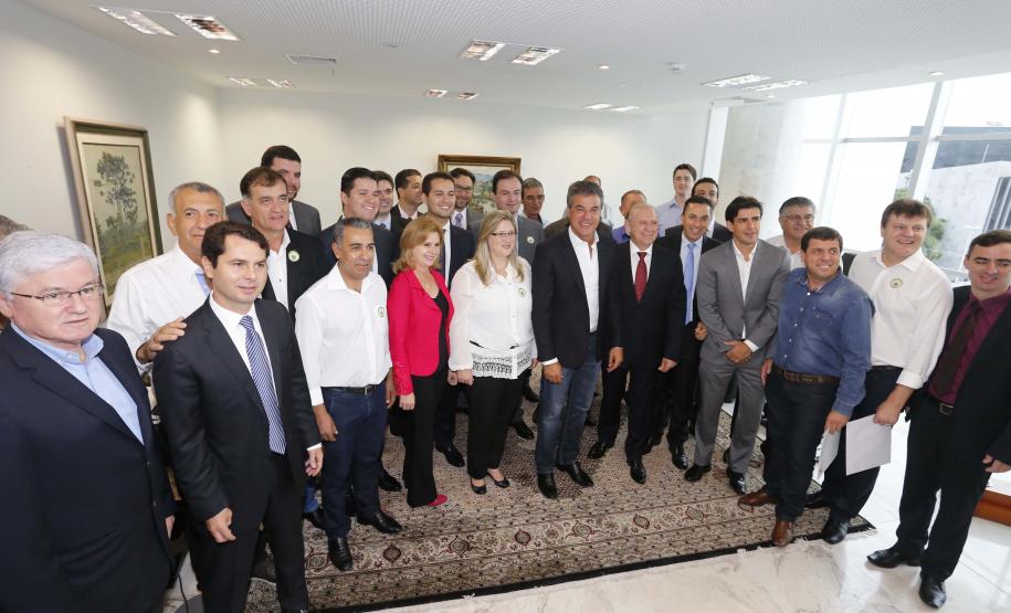 O governador Beto Richa recebeu nesta segunda-feira (13), no Palácio Iguaçu, em Curitiba, 24 prefeitos de diferentes regiões do Paraná. Os representantes dos municípios vieram à capital solicitar autorizações para pedido de financiamento junto ao Governo do Estado.Curitiba, 13-03-17.Foto: Arnaldo Alves / ANPr.