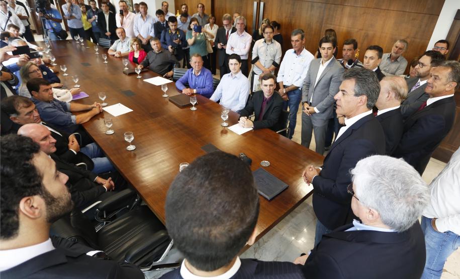O governador Beto Richa recebeu nesta segunda-feira (13), no Palácio Iguaçu, em Curitiba, 24 prefeitos de diferentes regiões do Paraná. Os representantes dos municípios vieram à capital solicitar autorizações para pedido de financiamento junto ao Governo do Estado.Curitiba, 13-03-17.Foto: Arnaldo Alves / ANPr.