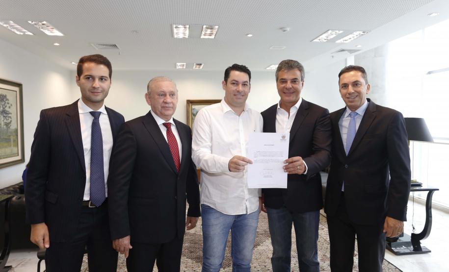 O governador Beto Richa recebeu nesta segunda-feira (13), no Palácio Iguaçu, em Curitiba, 24 prefeitos de diferentes regiões do Paraná. Os representantes dos municípios vieram à capital solicitar autorizações para pedido de financiamento junto ao Governo do Estado.Curitiba, 13-03-17.Foto: Arnaldo Alves / ANPr.