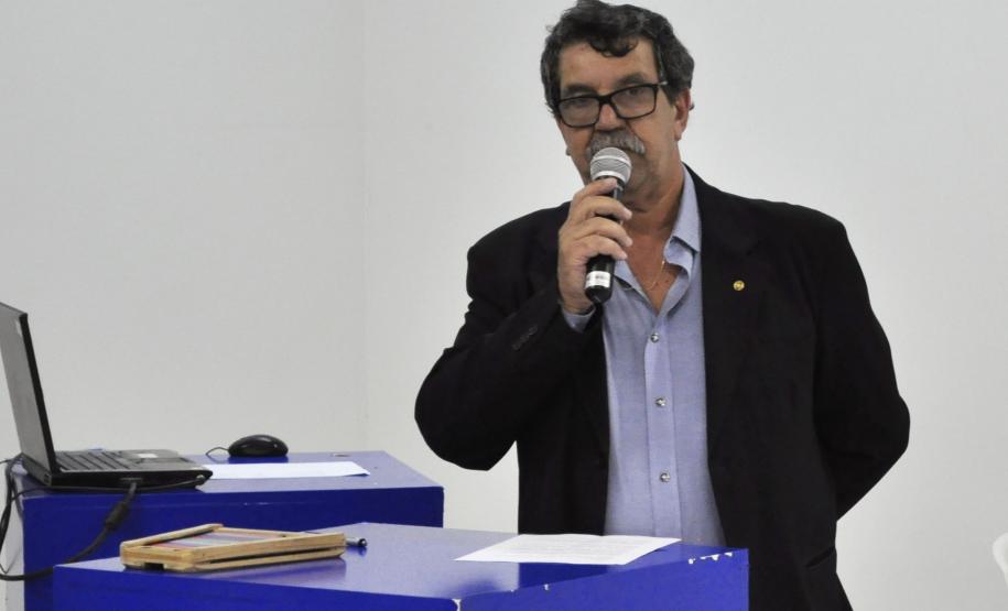 A aula inaugural da capacitação aconteceu na noite da última quarta-feira (15) no Centro de Empreendedorismo e Artesanato de Pinhais (Ceart). Na imagem, o agente de crédito Aroldo Bertassoni Biss.