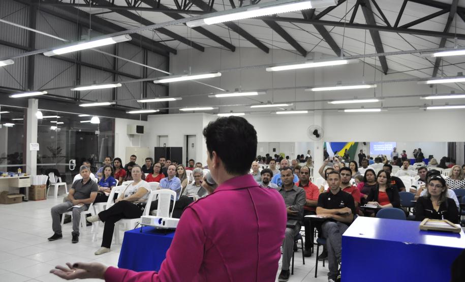 A aula inaugural da capacitação aconteceu na noite da última quarta-feira (15) no Centro de Empreendedorismo e Artesanato de Pinhais (Ceart)