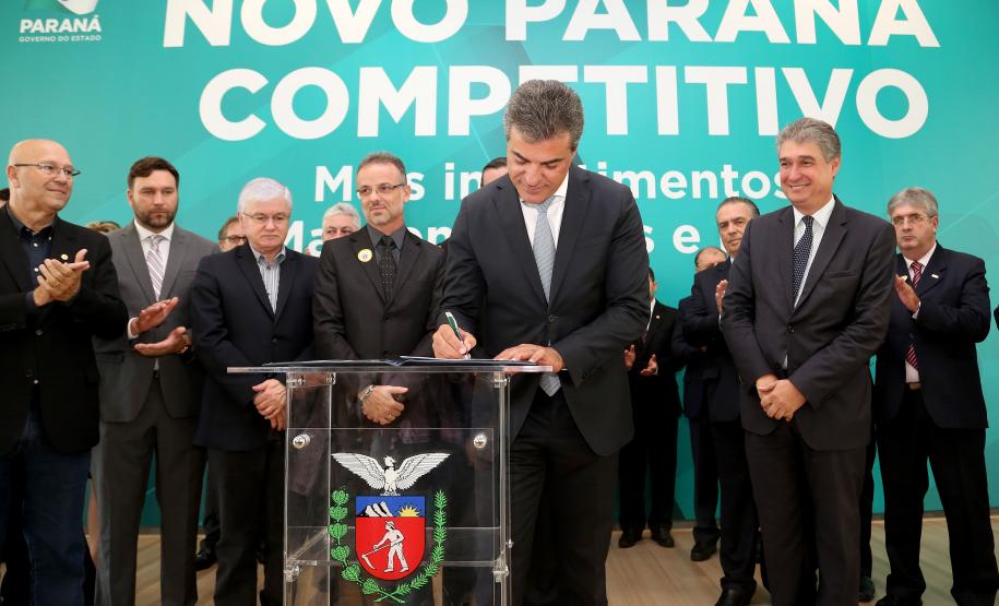 O governador Beto Richa assinou nesta quinta-feira (16) em evento no Palácio Iguaçu o decreto que estabelece as novas regras do programa, que passa a incluir mais segmentos, como e-commerce, comércio atacadista e varejista, e a permitir a utilização de créditos de ICMS para investimentos. Curitiba,16/03/2017 Foto: Jaelson Lucas / ANPr